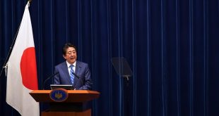 Thủ tướng Shinzo Abe đọc tuyên bố chung, sau phiên họp với IOC. Ảnh: AP.
