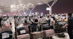 Nhộn nhịp cảnh từng đoàn người chờ lên máy bay xuất cảnh